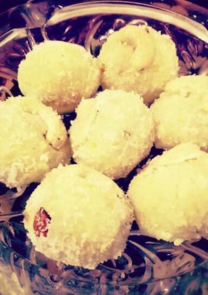 बेसन नारियल लड्डू (Besan nariyal ladoo recipe in Hindi) रेसिपी मुख्य फोटो