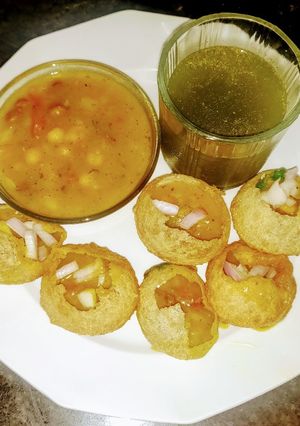 રગડા પૂરી (Ragda Puri Recipe in Gujarati) રેસીપી મુખ્ય ફોટો