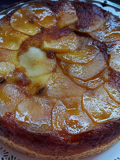 Una foto de Torta de manzana invertida fácil y rica