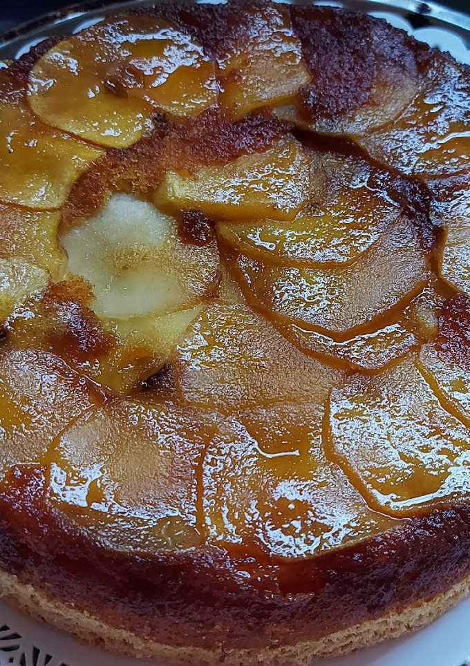 Una foto de Torta de manzana invertida fácil y rica