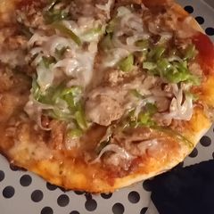 A picture of Chicken tikka pizza.