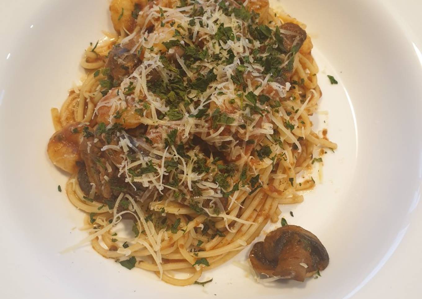 Spaghetti with shrimps and tomatoes