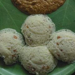 Idli with capsicum chutney A picture of Idli with capsicum chutney.