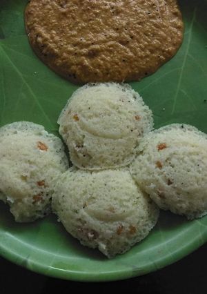 A picture of Idli with capsicum chutney.