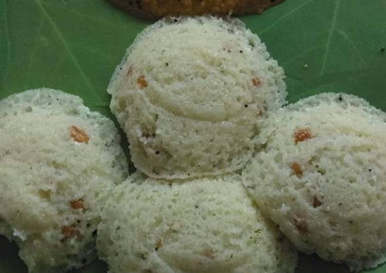 Idli with capsicum chutney