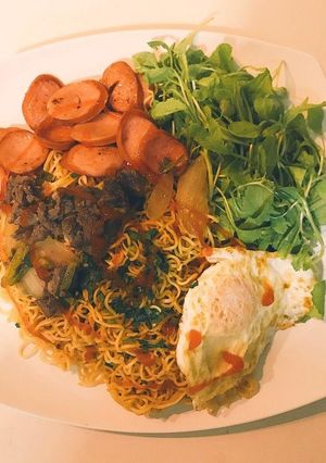 Hình của món Mì xào thịt bò, trứng, xúc xích.