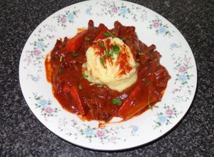 Una foto de ESTOFADO DE POSTA PALETA CON SALSA POMAROLA. JON STYLE