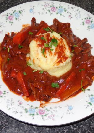 Una foto de ESTOFADO DE POSTA PALETA CON SALSA POMAROLA. JON STYLE