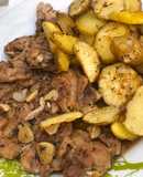 Muslos y contramuslos de pollo asados en sartén con guarnición de patatas especiadas 🍴🧂