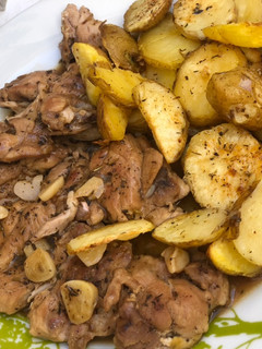 Foto principal de Muslos y contramuslos de pollo asados en sartén con guarnición de patatas especiadas 🍴🧂