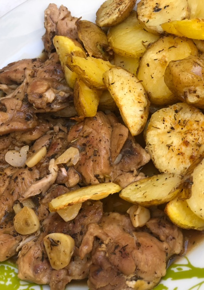Una foto de Muslos y contramuslos de pollo asados en sartén con guarnición de patatas especiadas 🍴🧂