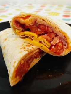 Una foto de Tortiwrap de serrano, tomate y queso