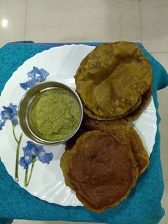 पालक पुऱ्या (palak puri recipe in marathi) रेसिपी चे मुख्य फोटो