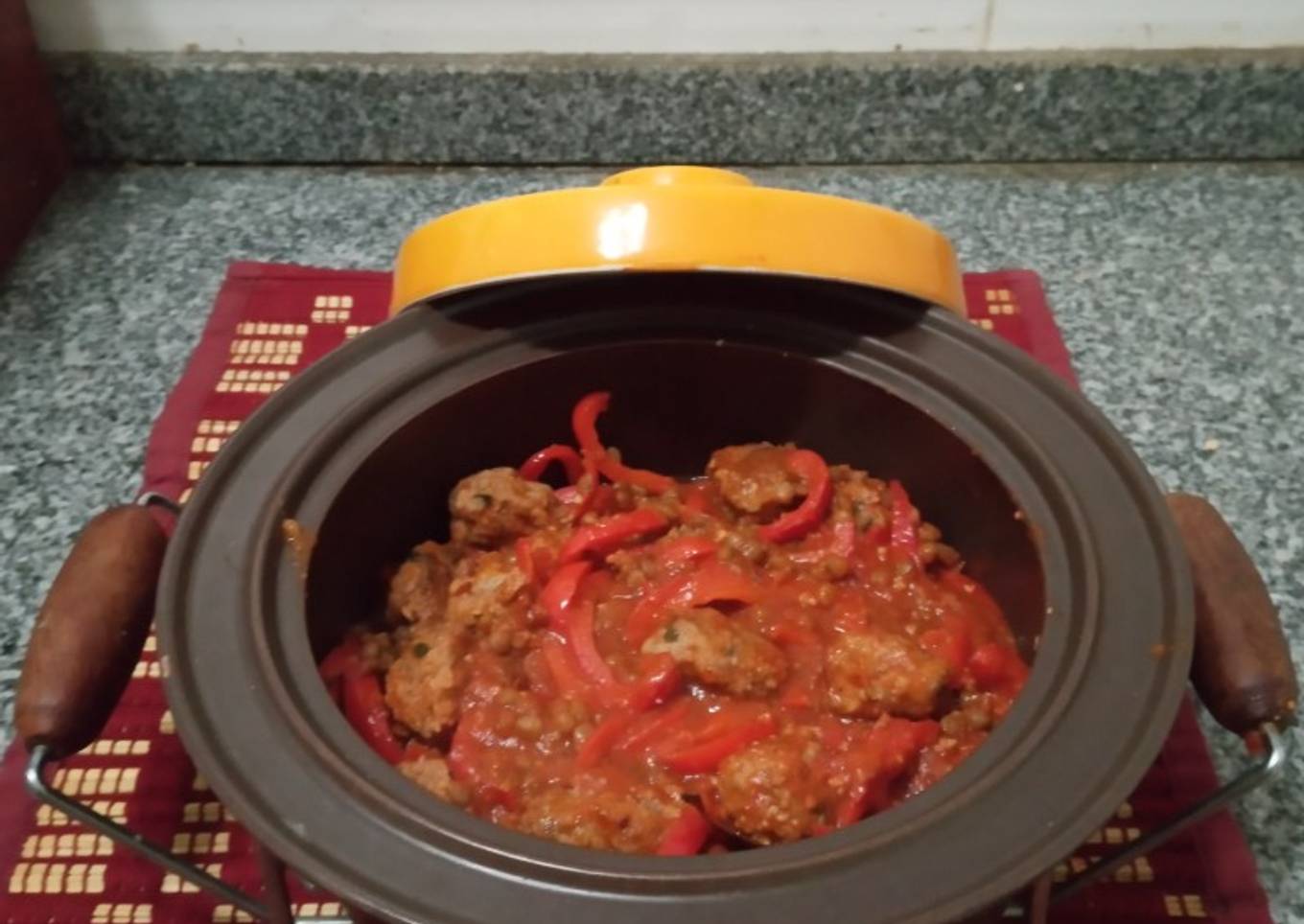 Albondiguitas en salsa de tomates, pimientos y lentejas