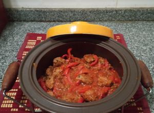 Una foto de Albondiguitas en salsa de tomates, pimientos y lentejas
