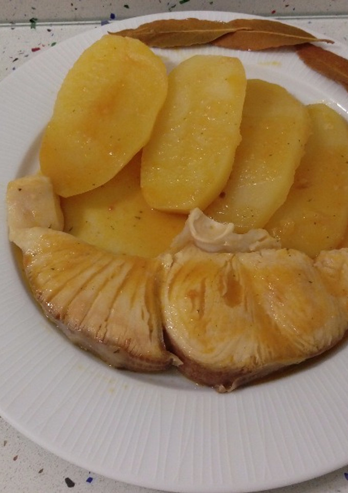 Una foto de Pez espada con patatas