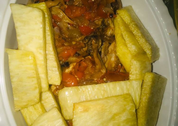 Yam with chicken sauce