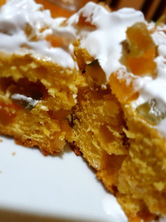 Una foto de Budín de mandarina con glasé y fruta abrillantada