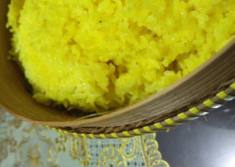 Bagaimana Menyiapkan Nasi kuning simple yang Bikin Ngiler