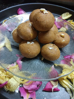 बेसन लड्डू (Besan Ladoo recipe in Hindi) रेसिपी मुख्य फोटो