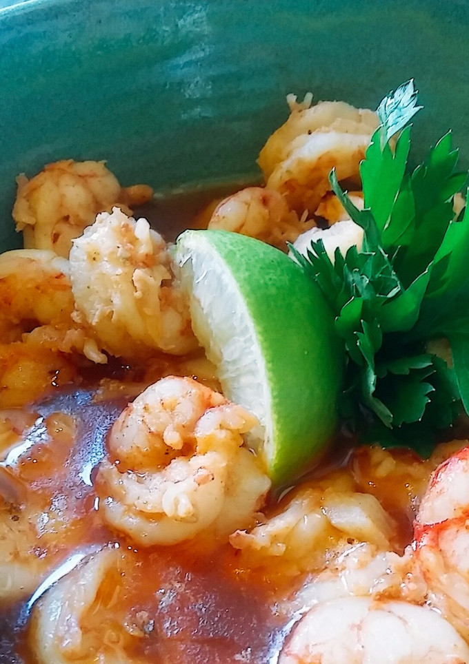 Una foto de Casi una sopita de langostinos y lima mmmm!!