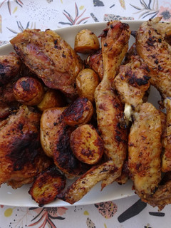 Foto de Coxas e asas de frango do campo assadas com batatinhas