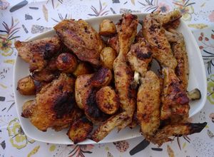 Foto de Coxas e asas de frango do campo assadas com batatinhas