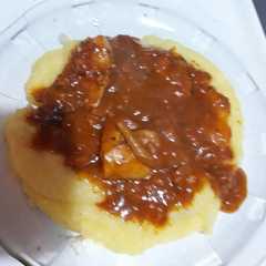 Una foto de Polenta con salsa
