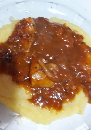 Una foto de Polenta con salsa