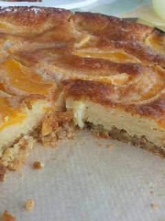 Una foto de Tarta de melocotón y crema
