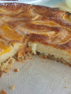 Una foto de Tarta de melocotón y crema