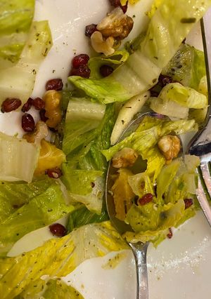 عکسی از دستور سالاد کاهو و زرشک (بسیار آسان و خوش طعم)