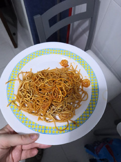 Una foto de Espaguetis con gulas y gambas