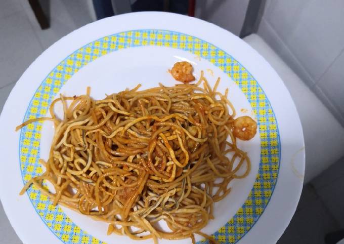 Espaguetis con gulas y gambas Receta de Andrea Sanchez Fernandez- Cookpad
