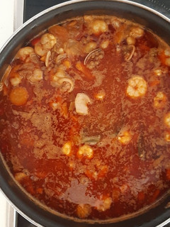 Una foto de Lentejas con calamares, almejas y gambas