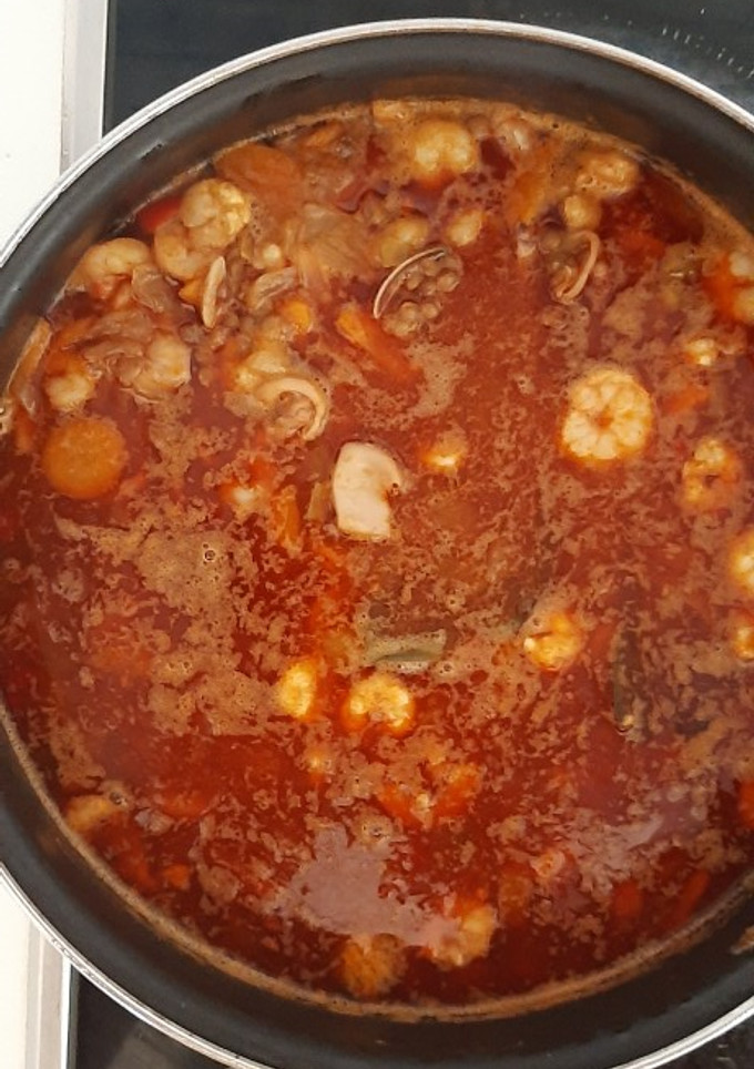 Una foto de Lentejas con calamares, almejas y gambas
