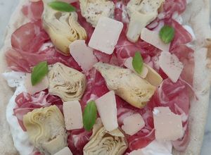 Une photo de Pinsa romana coppa, burrata, artichaut