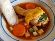 Una foto de caldo de pollo rojo