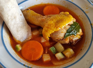 Una foto de CALDO DE POLLO ROJO 🍗