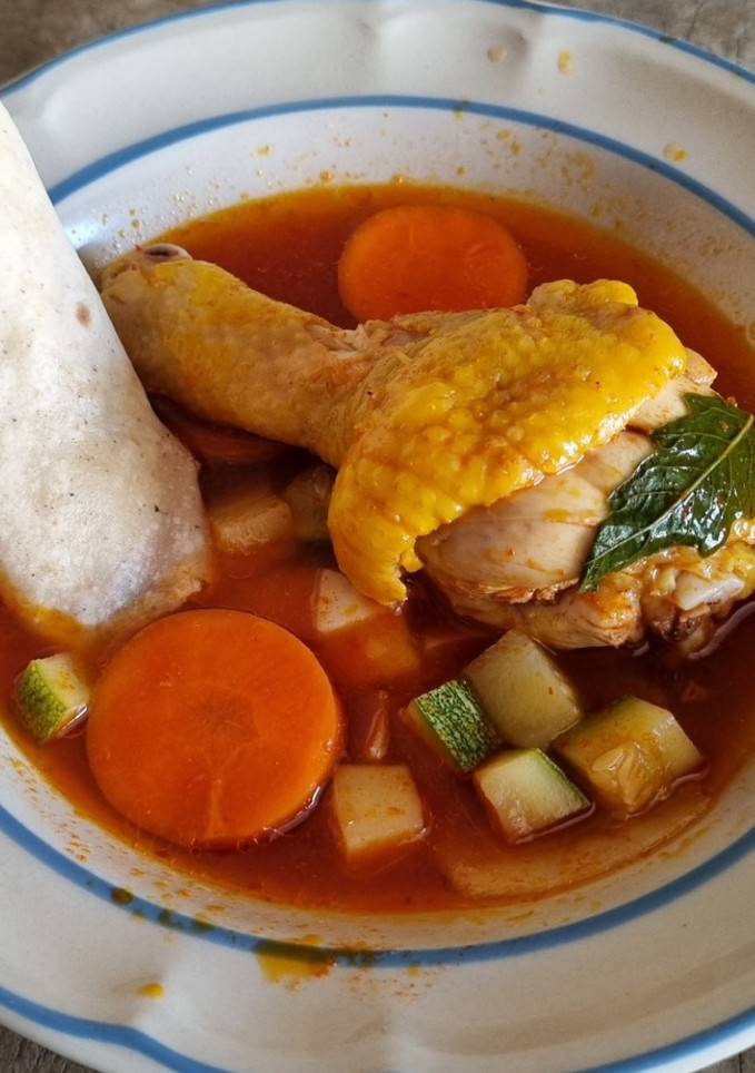 Una foto de CALDO DE POLLO ROJO 🍗