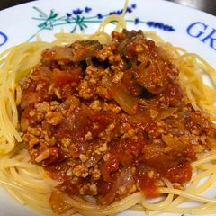 A picture of Meat sauce pasta.