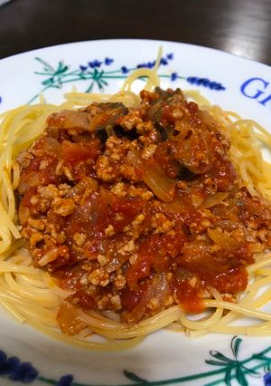 A picture of Meat sauce pasta.