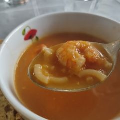 Mi sopa de fideos y langostinos (prawn and noodle soup) A picture of Mi sopa de fideos y langostinos (prawn and noodle soup).