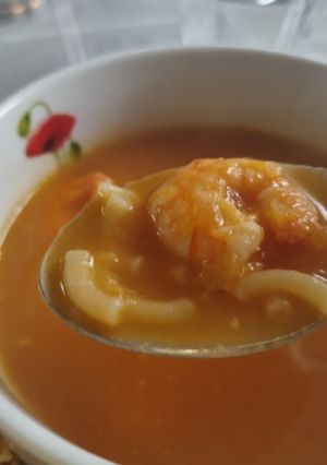 A picture of Mi sopa de fideos y langostinos (prawn and noodle soup).