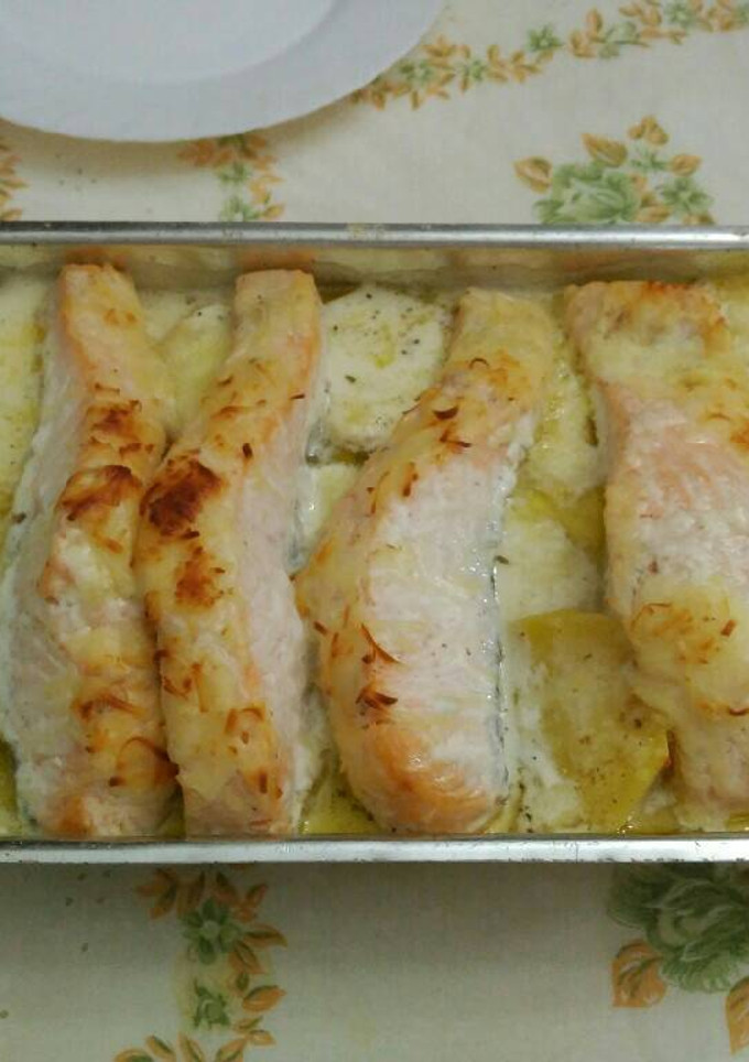 Una foto de Salmón al horno con nata