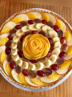 Una foto de Tarta de frutas y crema con almíbar de manzana