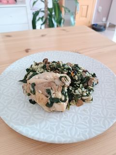 Una foto de Pollo con boletus, espinacas y arroz