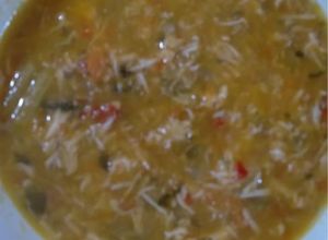 Una foto de Sopa de pollo con verduras!!🫑🥕🧅🥬🍗