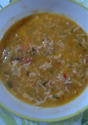 Una foto de Sopa de pollo con verduras!!🫑🥕🧅🥬🍗