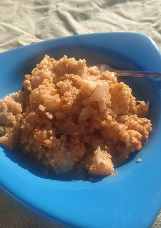 Una foto de Coliflor estilo hindú con quinoa